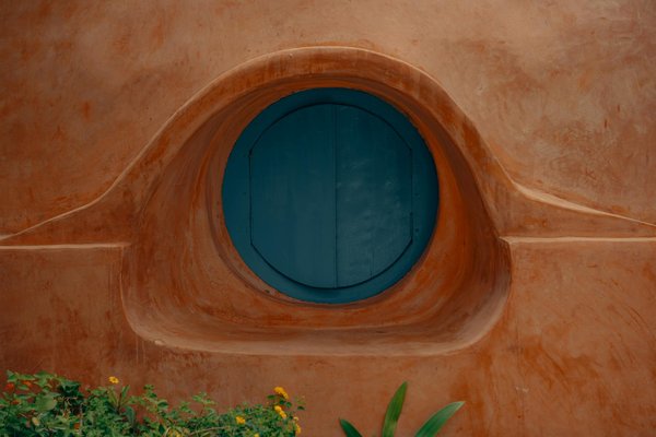 How can you enjoy the beauty of the Scottish Highlands while avoiding the tourist traps?